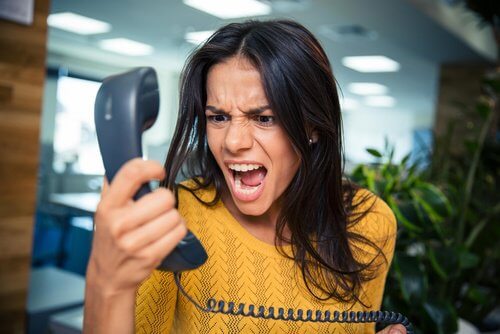 Ung kvinde der raaber af telefonen