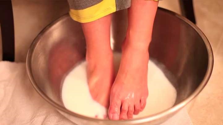 For at få blødere fødder kan du tage et fodbad i mælk