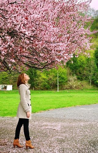 Kvinde der staar under et trae udenfor