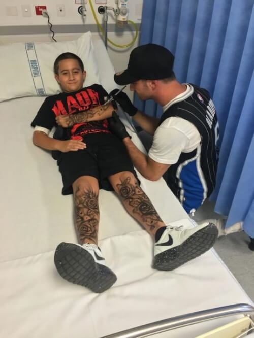 Dreng der faar midlertidig tatovering