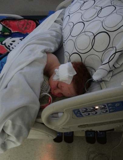 Dreng der er blevet opereret