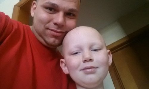 Far og soen - Far faar tatoveret soennens ar