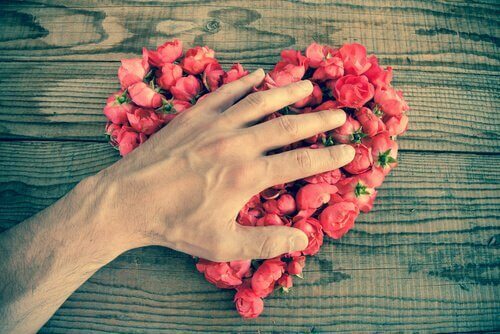 Person der har et hjerte lavet af blomster - elske mig selv