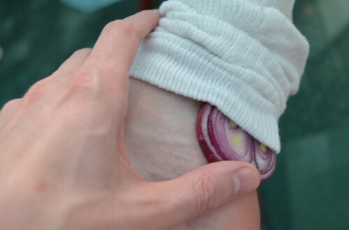 Loeg der bliver stukket i stroempen