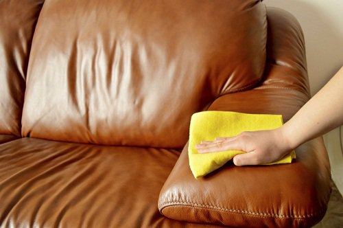 Laedersofa der bliver rengjort