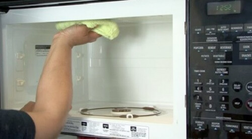 Person der rengoerer mikroovn - fejl vi laver i koekkenet