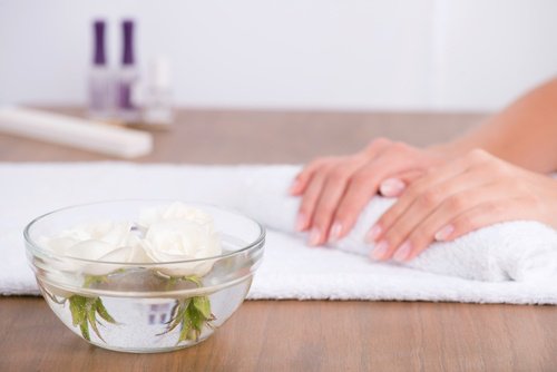 skaal med blanding klar til neglebehandling