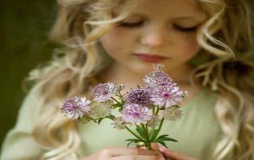 Pige med blomster