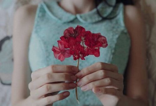 Kvinde med roede blomster