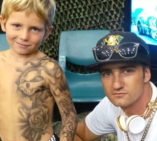 Dreng der har faaet midlertidig tatovering