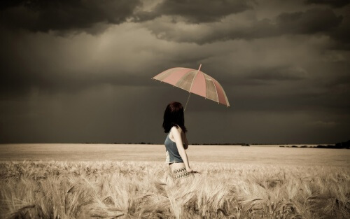 Kvinde med paraply - farverige paraplyer