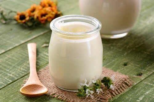 Yoghurt i en glasflaske.