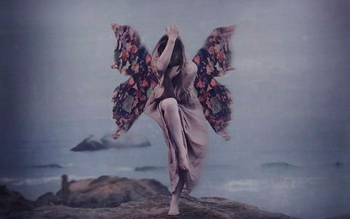 Kvinde med sommerfugle vinger