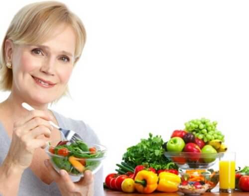 Kvinde der spiser salat