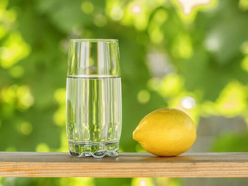 Citron og et glas vand