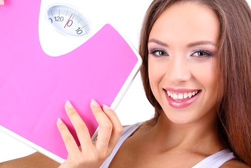 Ung kvinde der staar med en badevaegt