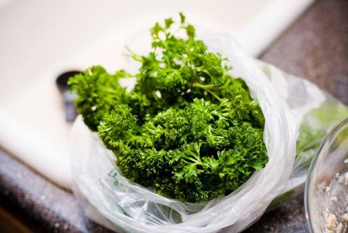 Frisk persille i en pose