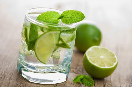 Ved at drikke citronvand før morgenmaden kan du forebygge urinvejsinfektioner