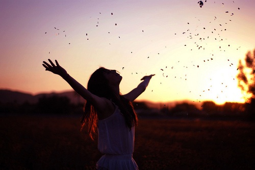 Kvinde der er glad udenfor