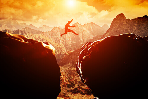 person der hopper over afgrund