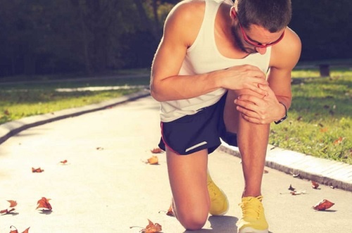 Problemer med iskias kan mærkes i knæene og giver en svage knæ der f.eks. forhindrer en i at løbe og gå lange distancer
