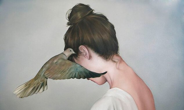 Kvinde med trae due ved oeret
