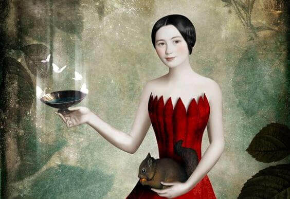 Kvinde holder et egern