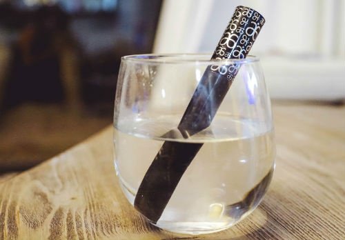 Mascara i et glas vand