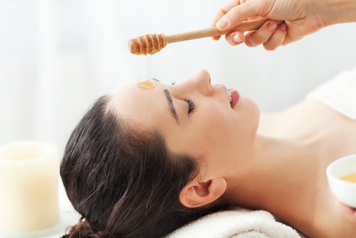 Kvinde der faar honning maske paa
