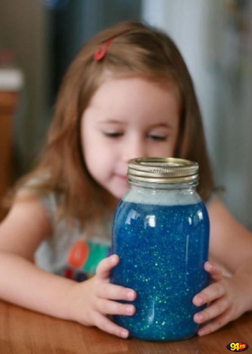 Pige der kigger paa glitterkrukke