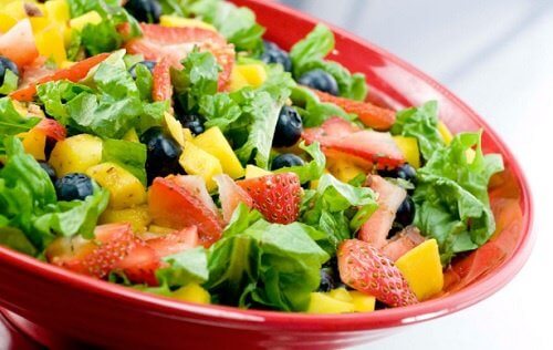 Salatskaal med jordbaer