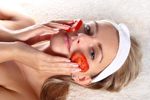 Ung kvinde med tomater paa kinderne