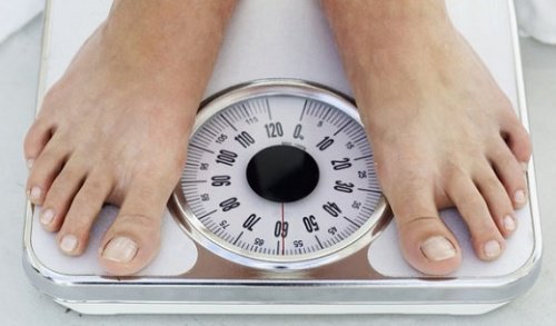 Person der staar paa en vaegt