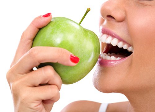 Kvinde spiser æble