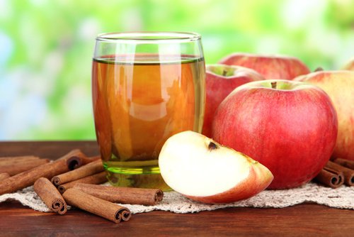 Juice med æble, citron og kanel kan rense leveren