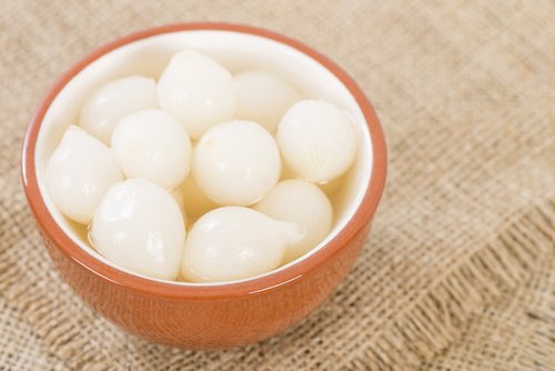 Hvid eddike og løg kan bekæmpe hård hud