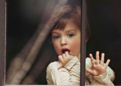 Barn ved vindue - Opdrag med kaerlighed