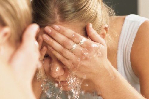 7 typiske fejl man laver, når man vasker sit ansigt