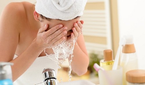 Man skal være påpasselig når man vasker sit ansigt