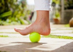 Sådan bruger du en tennisbold til at lindre plantar fasciitis smerte