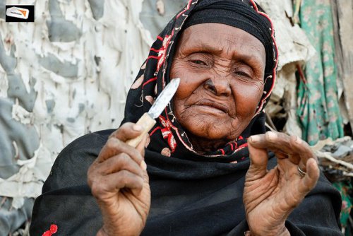 Afrikansk kvinde der holder en lille kniv