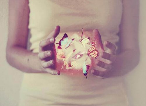 Kvinde med sommerfugle mellem haenderne
