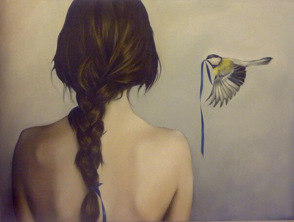 Pige med fletning og en fugl