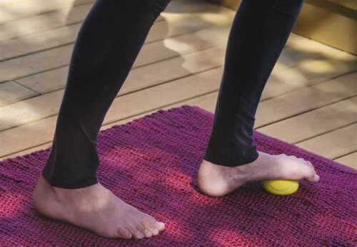 Person der traeder paa en tennisbold