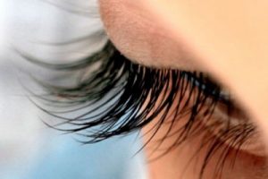 Typisk Perforering skarpt 13 fantastiske tricks til naturligt smukke øjenvipper - Bedre Livsstil