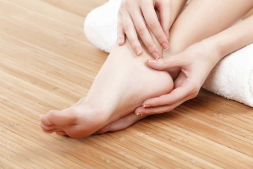 Hævede fødder kan være et tegn på dårlig blodcirkulation