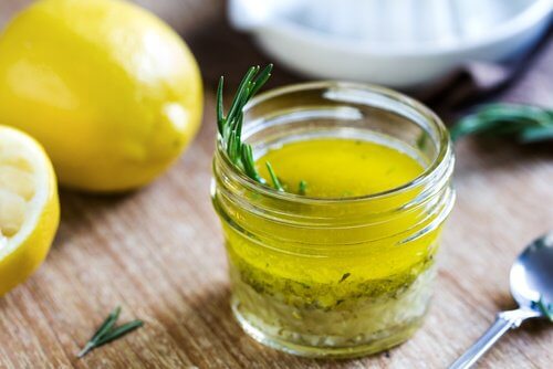 Glas med citron og olivenolie