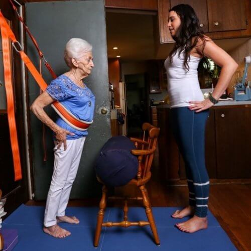 Aeldre kvinde der dyrker yoga