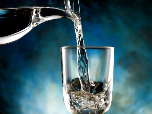 Et glas vand der bliver haeldt op