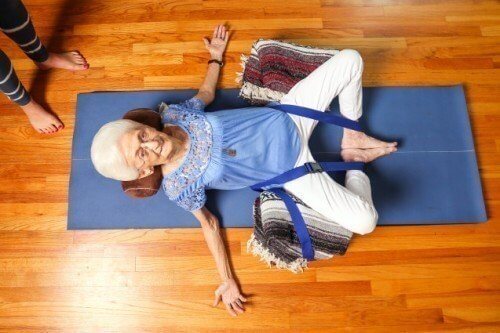 Aeldre kvinde der dyrker yoga